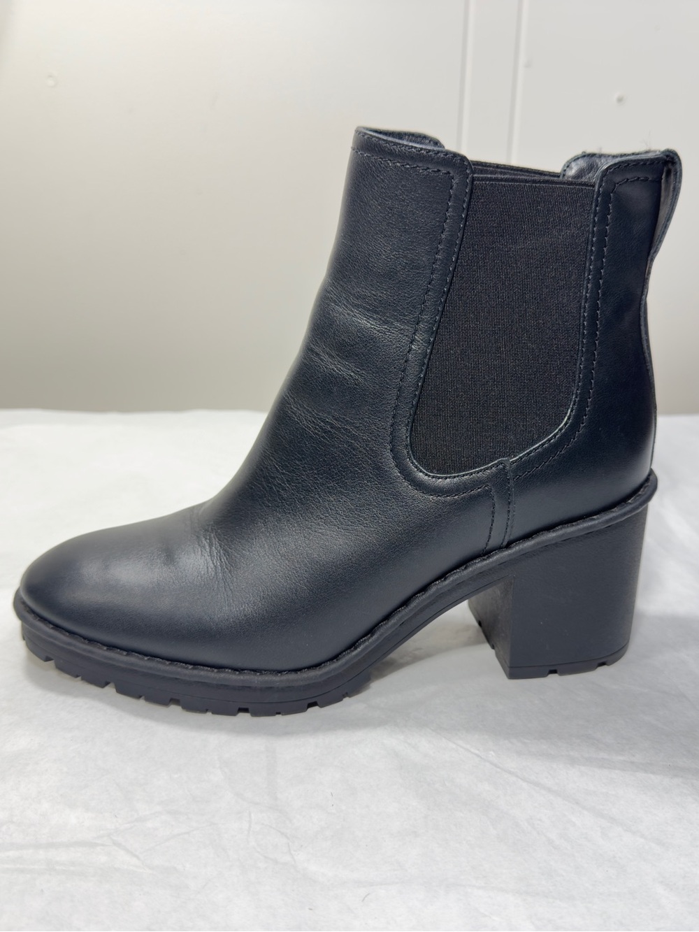 Vince Weatherproof Chelsea Boot Leather Black 7.5 Lug Soles 3” Heel Round Toe